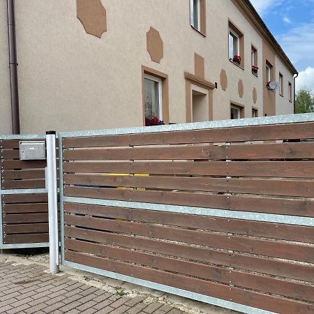 Garsoniera V Roddinem Dome Guest House Dubice Bagian luar foto