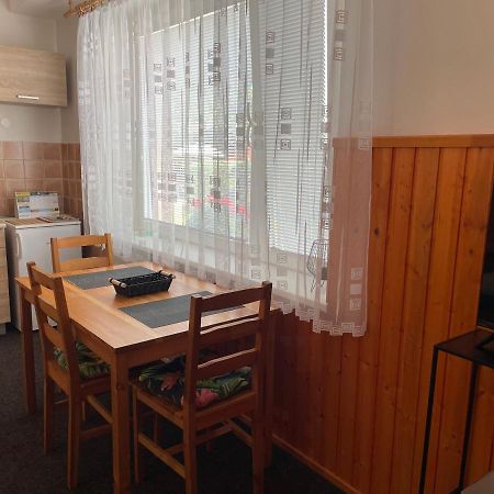 Garsoniera V Roddinem Dome Guest House Dubice Bagian luar foto