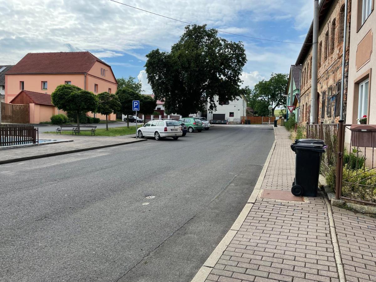 Garsoniera V Roddinem Dome Guest House Dubice Bagian luar foto