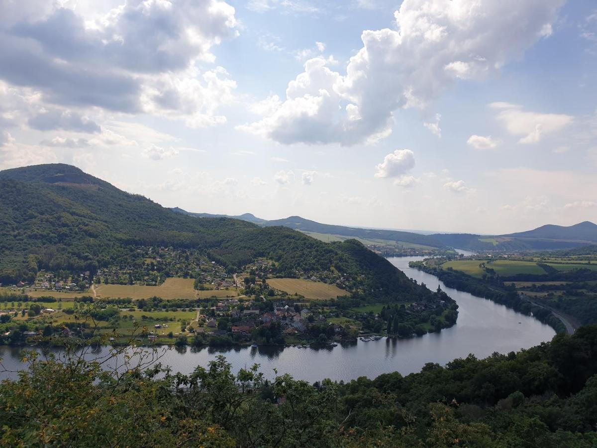 Garsoniera V Roddinem Dome Guest House Dubice Bagian luar foto