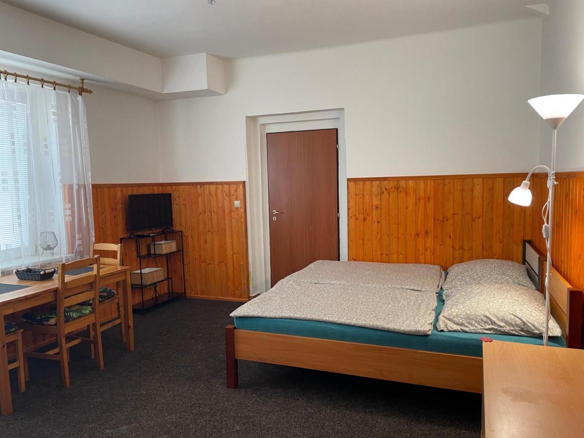 Garsoniera V Roddinem Dome Guest House Dubice Bagian luar foto