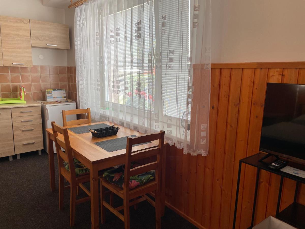 Garsoniera V Roddinem Dome Guest House Dubice Bagian luar foto