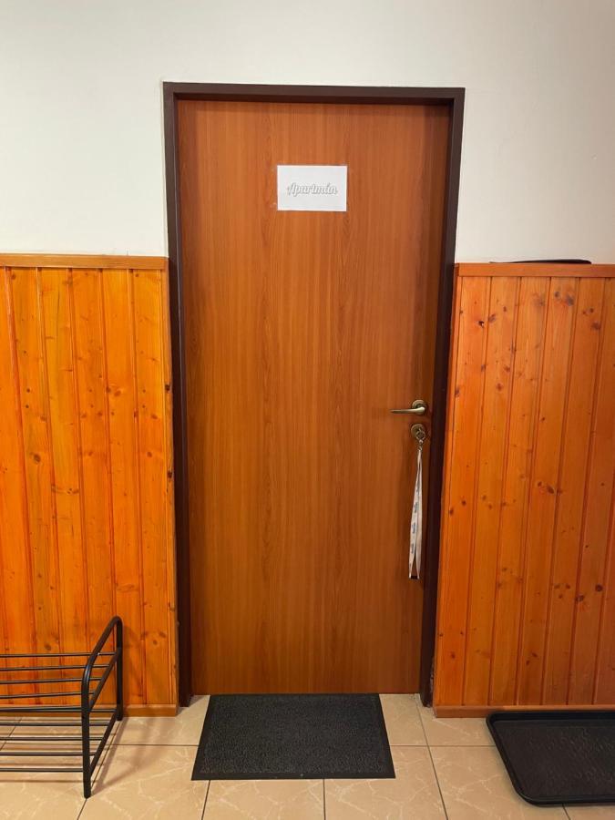 Garsoniera V Roddinem Dome Guest House Dubice Bagian luar foto